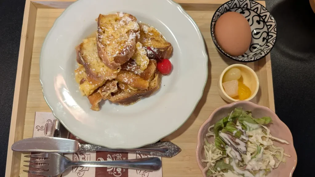 3flowers coffeeのフレンチトーストセット（サラダ・ゆで卵・フルーツ付き）
