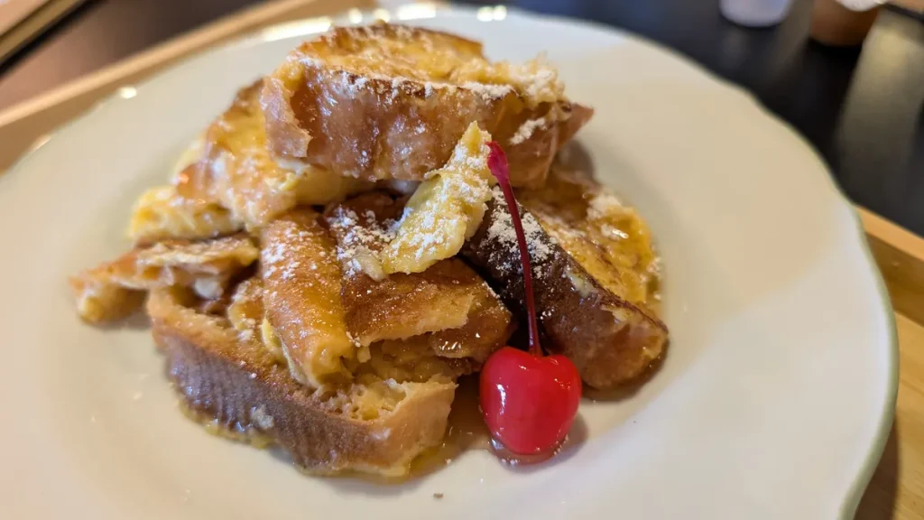 粉砂糖とさくらんぼがのった3flowers coffeeのフレンチトースト
