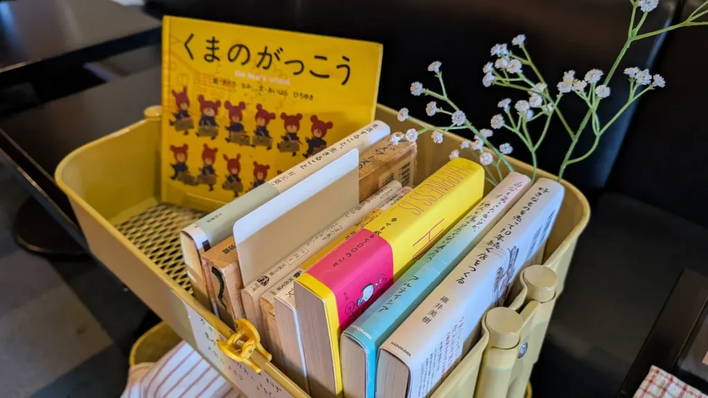 3flowers coffeeの店内に置かれた絵本や書籍の本棚