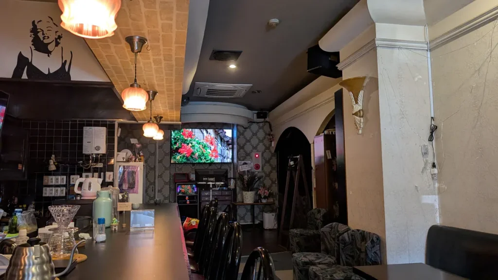 スナック「プリンス」を間借りした3flowers coffeeの店内の様子