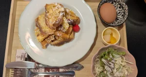 3flowers coffeeのサンフラ・フレンチトーストセット（サラダ・ゆで卵・フルーツ・ドリンク付き）