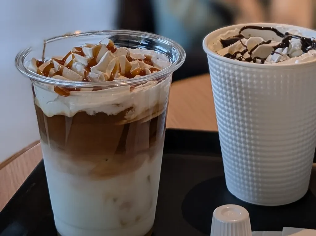 サクラカフェのキャラメルラテとカフェモカ（ホイップクリーム付き）