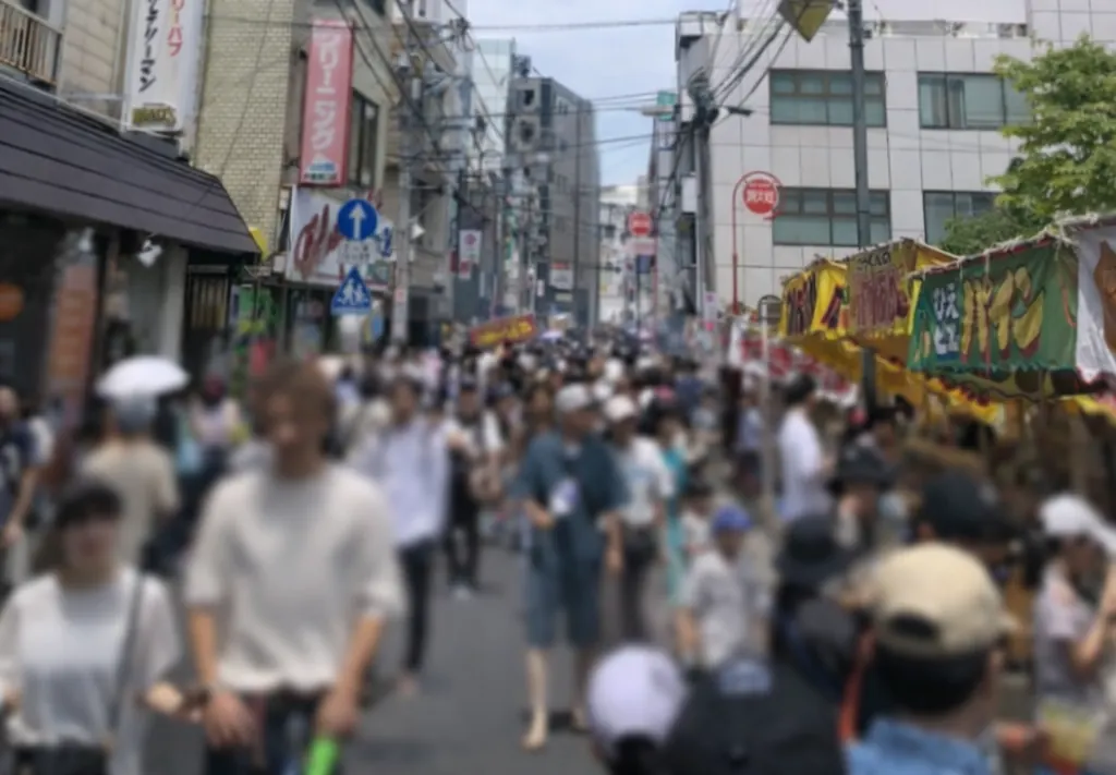 とつか夏まつりの屋台が並ぶ商店街の賑わい