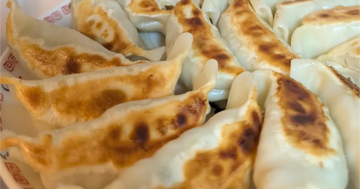 戸塚区舞岡町ぎょうざの横濱黄河のパリッと焼き上がった餃子