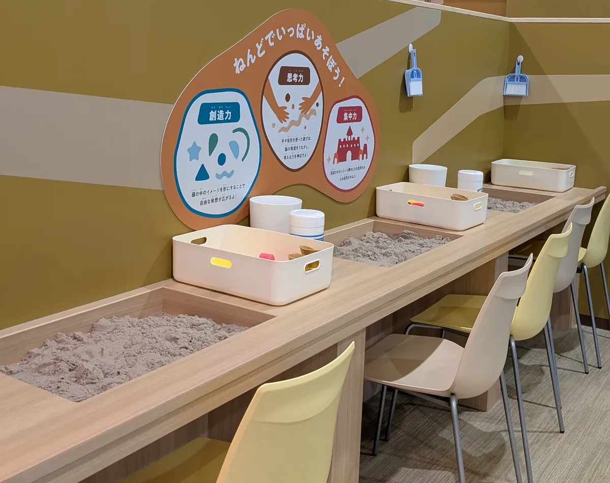 ちきゅうのにわ東戸塚店の地層エリア｜椅子に座って遊べる砂遊びコーナー