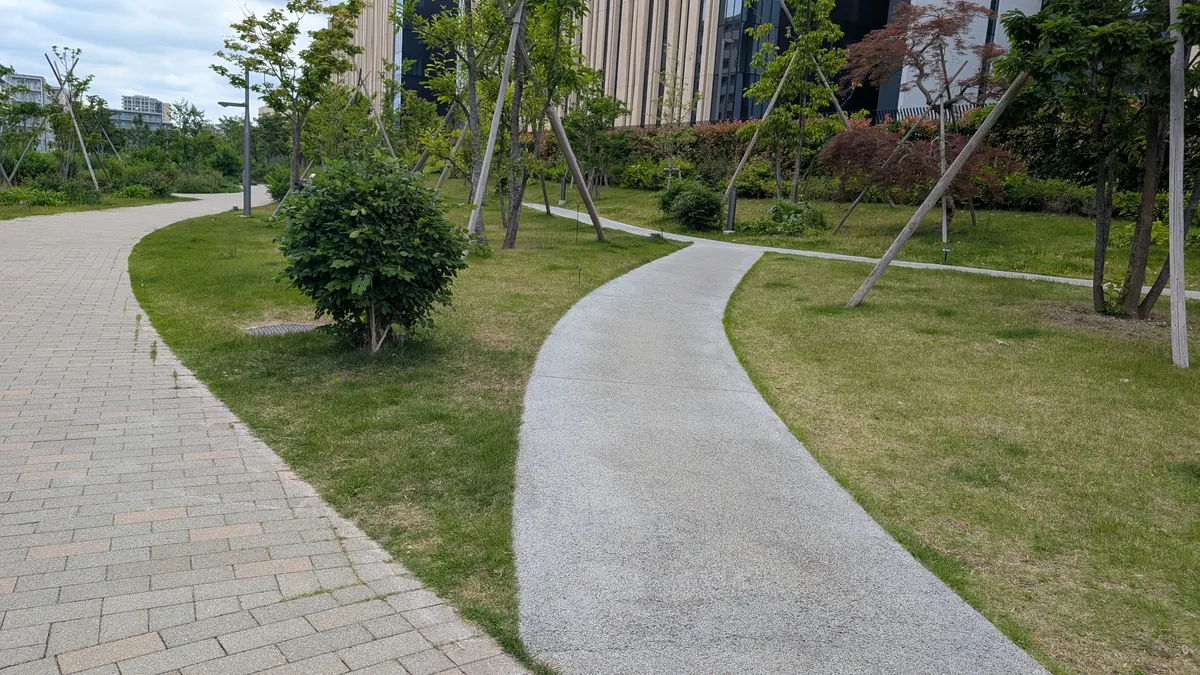 中外ライフサイエンスパーク横浜の緑道｜曲がりくねった緑豊かな散策コース