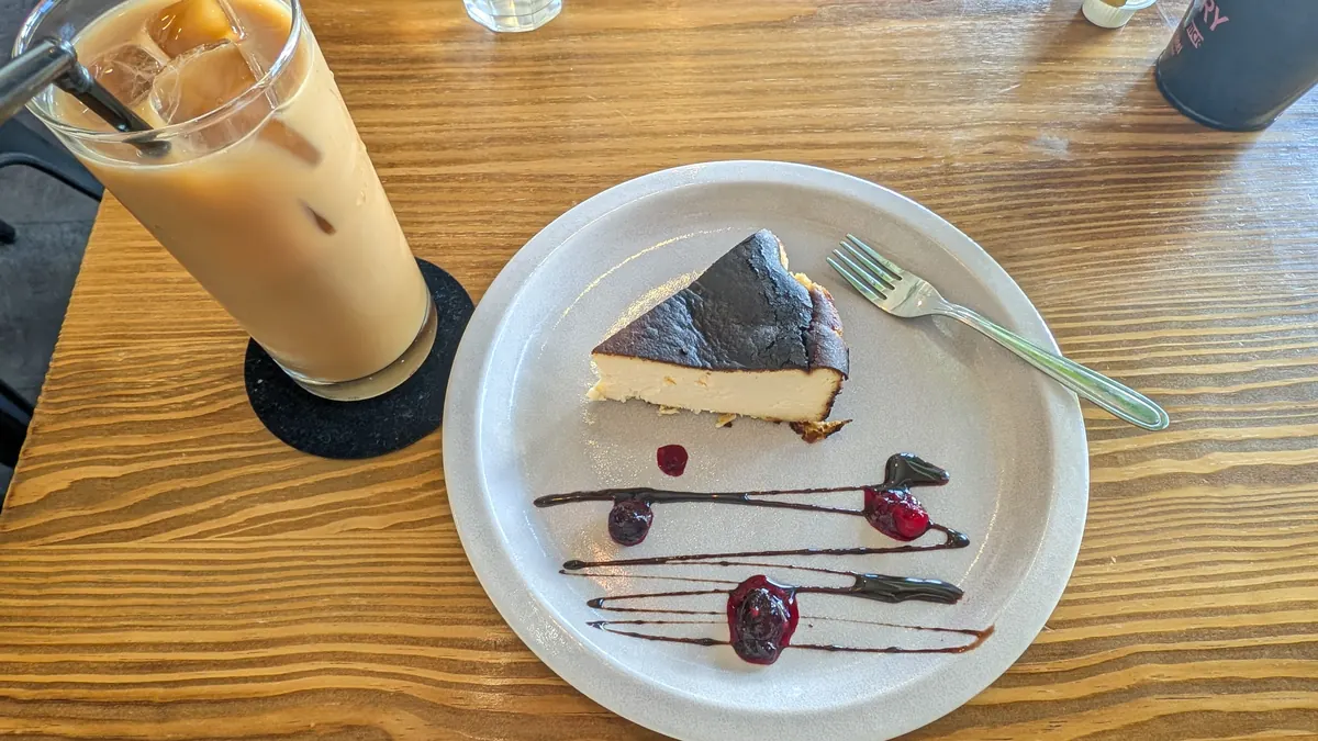 MOHEJI cafeのバスクチーズケーキとアイスカフェラテ
