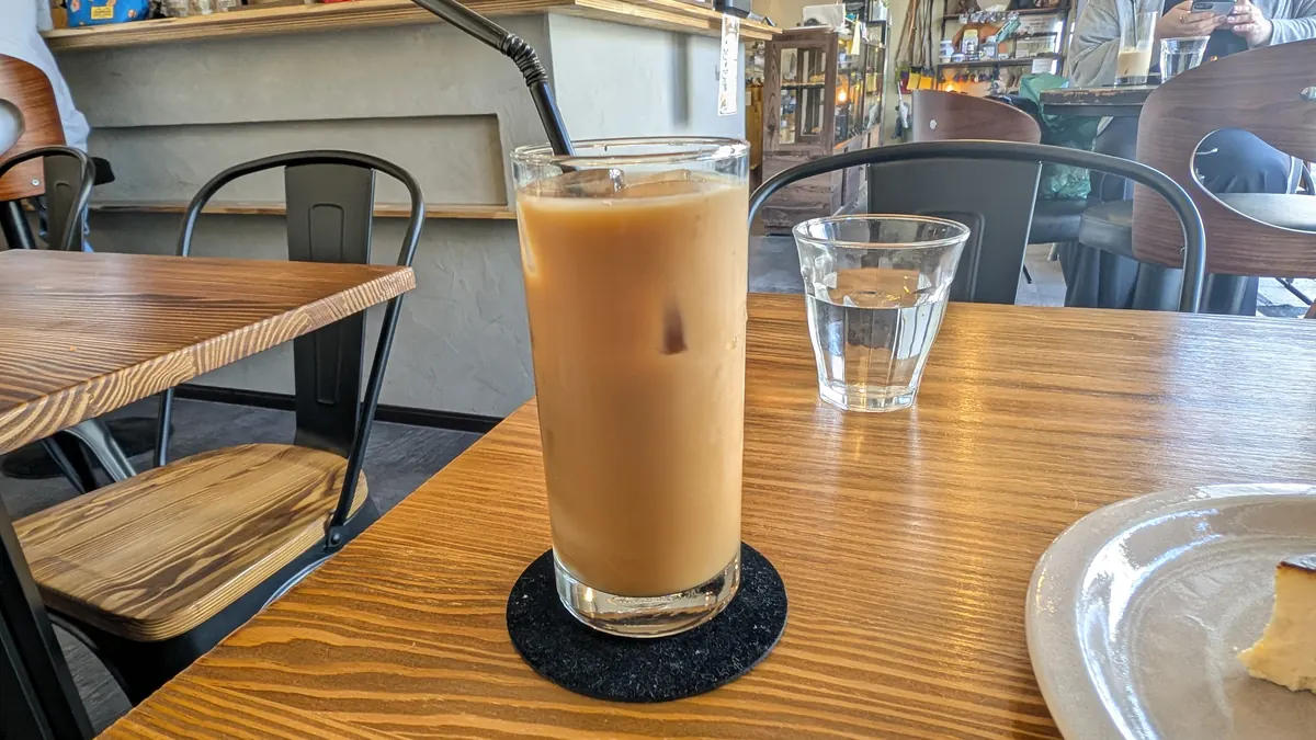MOHEJI cafeのアイスカフェラテと店内の様子