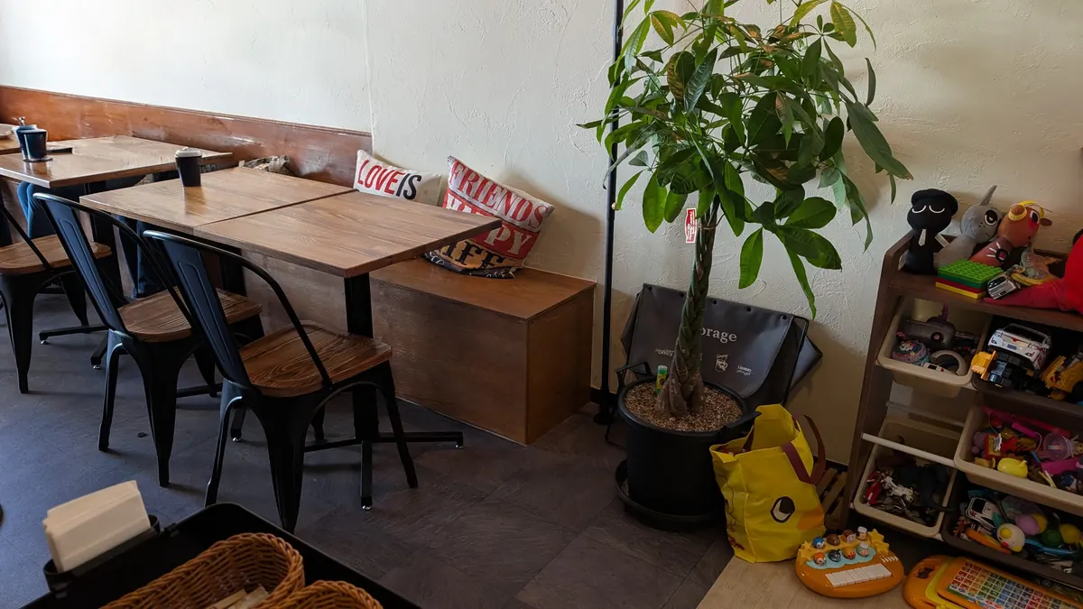 MOHEJI cafeの店内（ベンチシートとおもちゃ棚）
