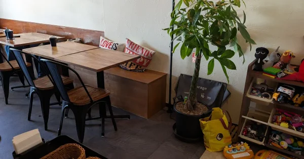 MOHEJI cafeの内観｜踊場汲沢エリアのパン屋併設カフェ