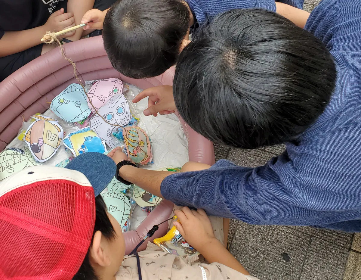 とつか夏まつりの縁日｜紙の魚釣りでお菓子の詰め合わせがもらえる出店