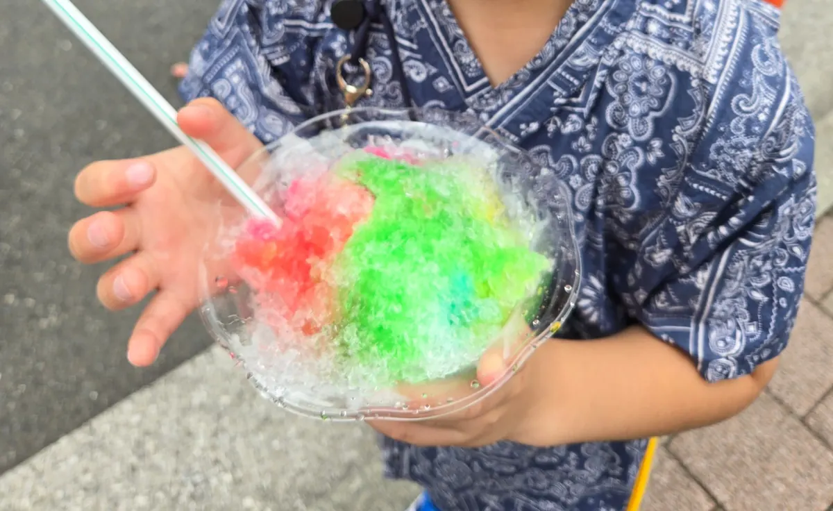 浴衣でとつか夏まつりを楽しむ少年｜笑顔でかき氷を持つ姿