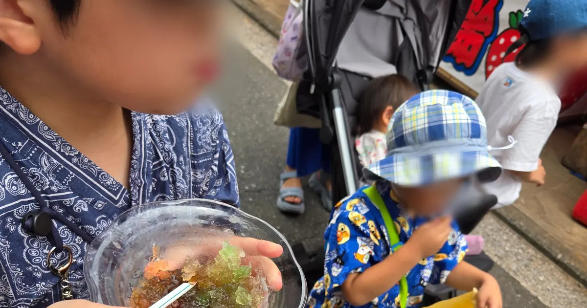 とつか夏まつりを楽しむ浴衣の兄弟｜夏祭りの定番かき氷