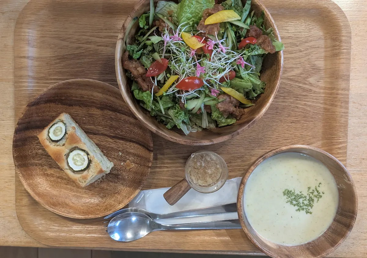 こまちカフェの季節野菜ランチ｜サラダ・ポタージュ・ケークサレのセット