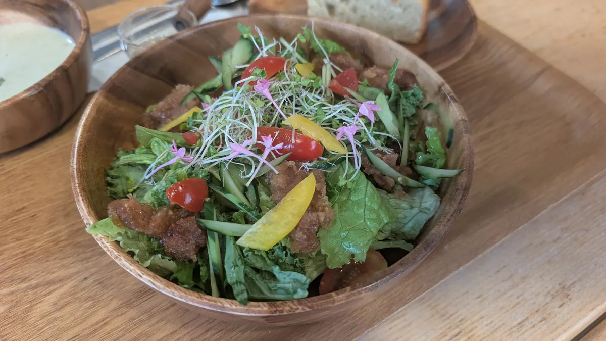 こまちカフェの彩り野菜サラダ｜こまち特製ドレッシング