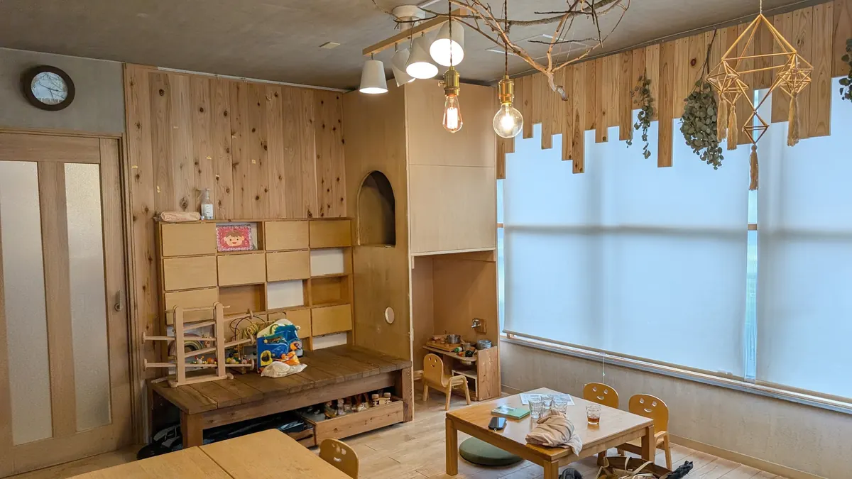 こまちカフェの木のぬくもりある店内｜戸塚の子連れOKコミュニティカフェ