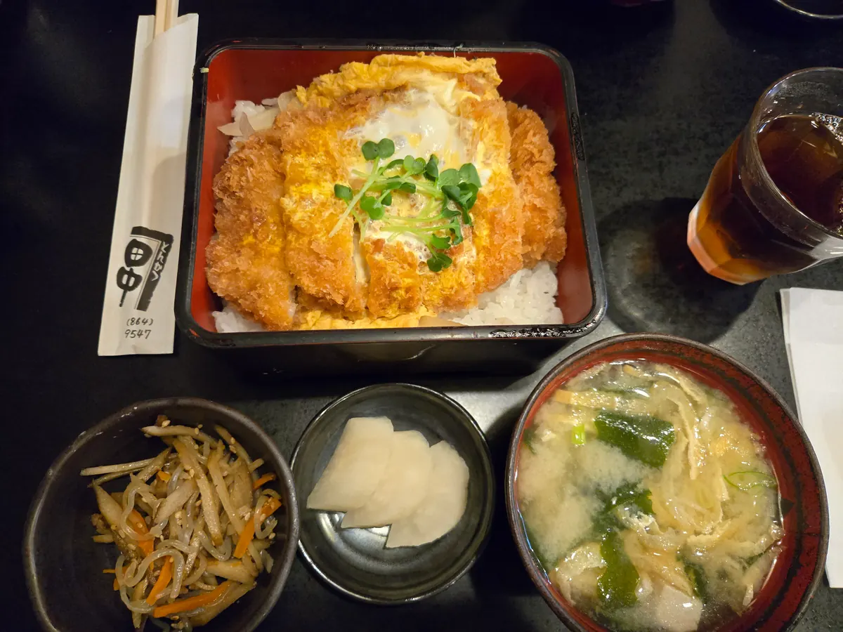 とんかつ田中のかつ重定食｜小鉢・漬物・味噌汁付きの戸塚ランチ