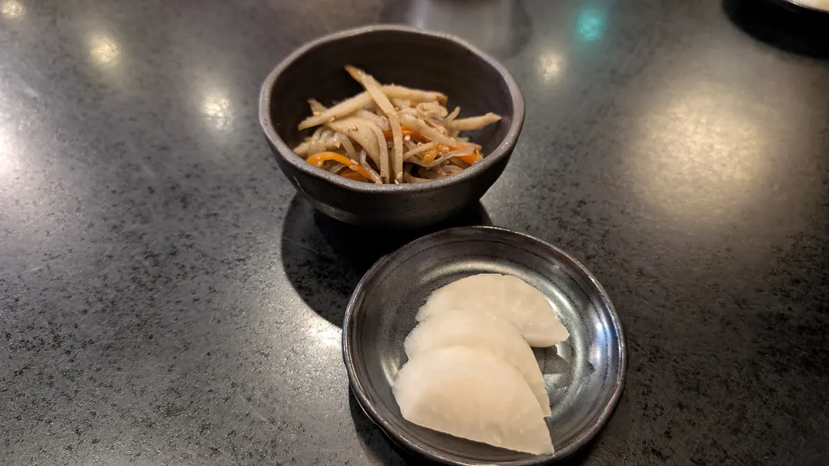 とんかつ田中の小鉢（きんぴらごぼう）と大根の漬物