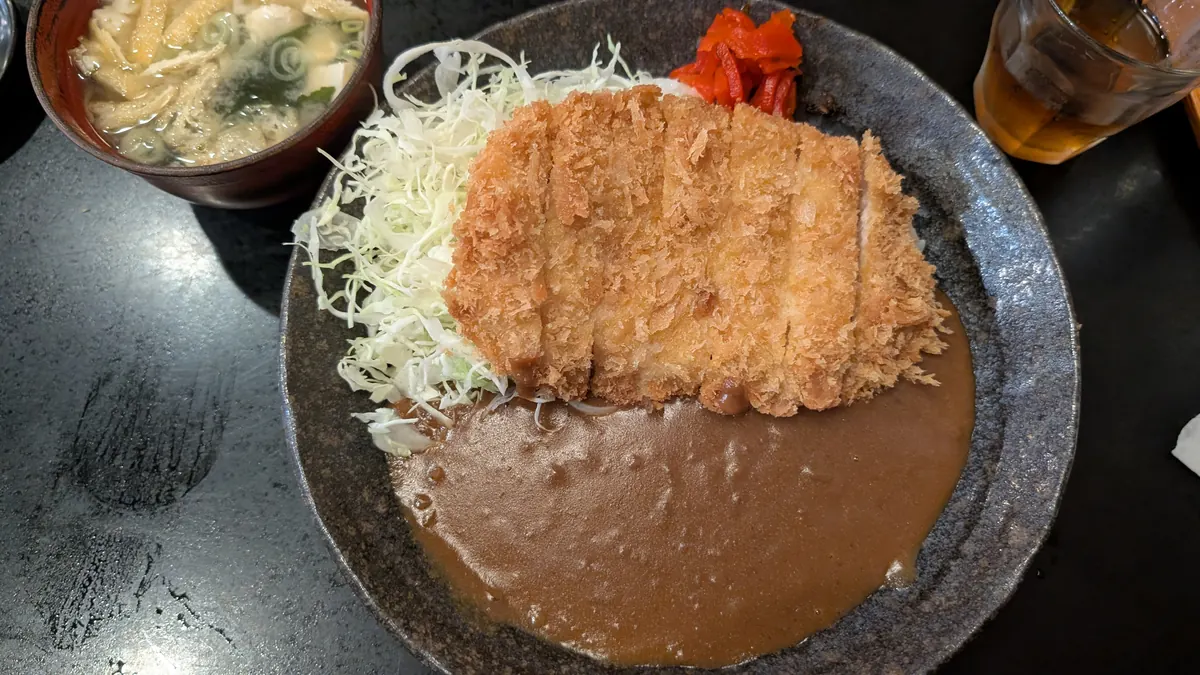 とんかつ田中のカツカレー｜サクサク衣のとんかつとピリ辛カレー