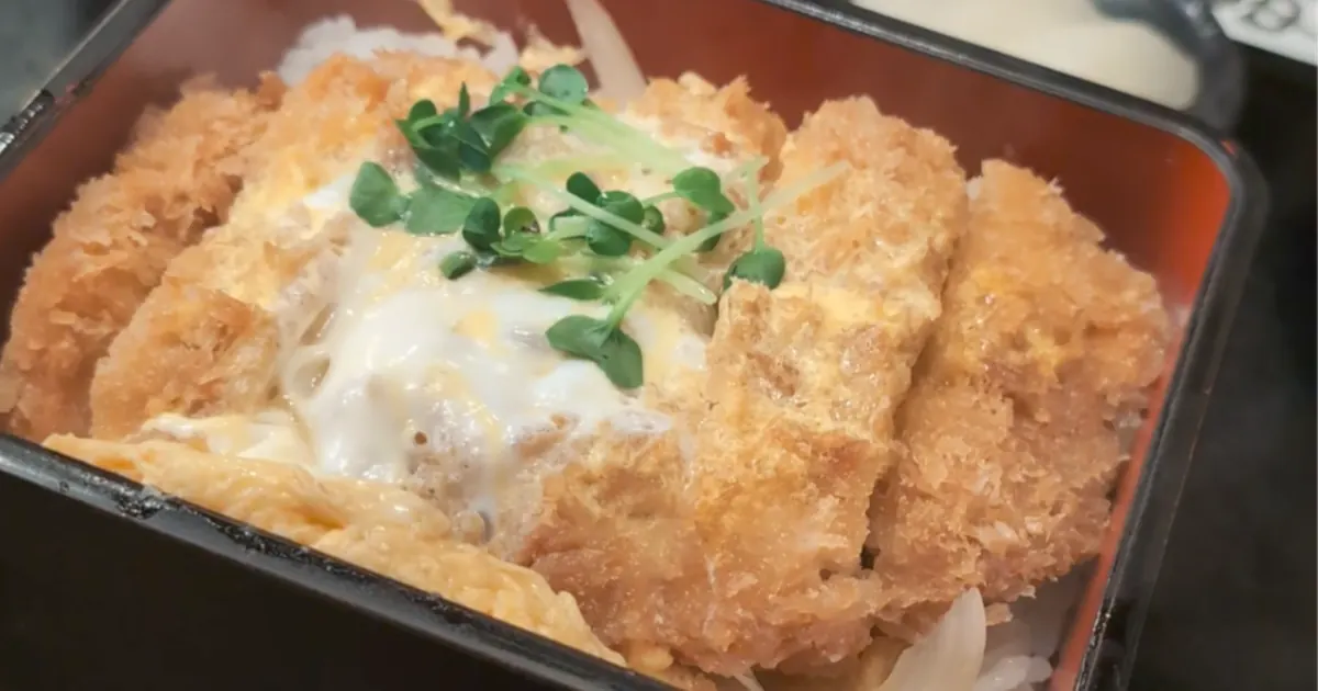 とんかつ田中のかつ重｜卵でとじた揚げたてとんかつのアップ