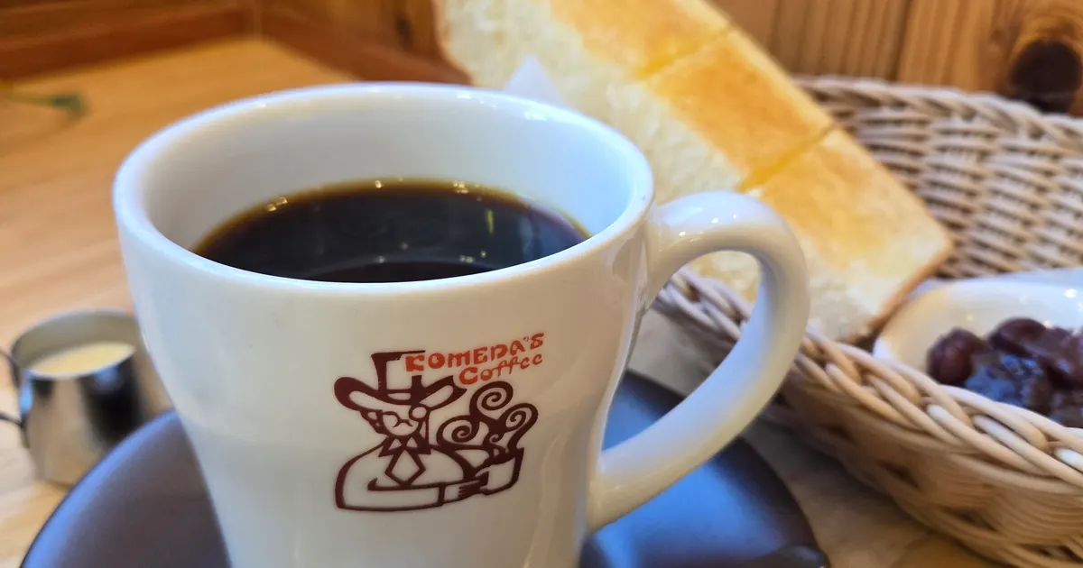 コメダ珈琲のモーニングセット｜コーヒーとトーストのクローズアップ