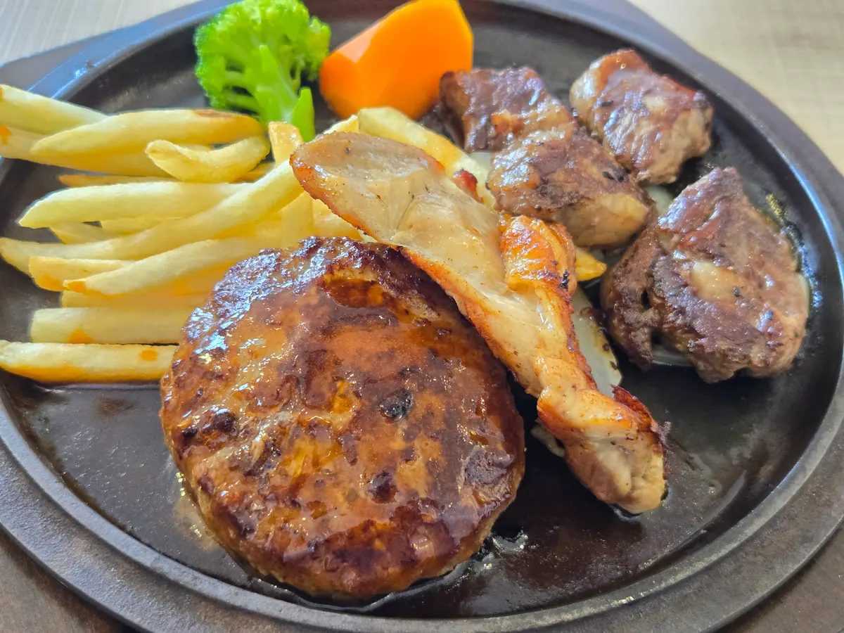 不二家レストランのミックスグリルセット|大人用メニューにポテトを添えて