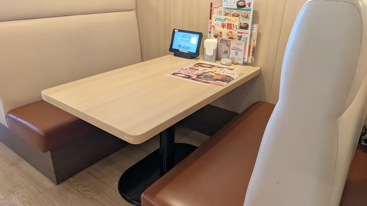 不二家レストラン戸塚モディ店のテーブル席|タブレット注文機が置かれている