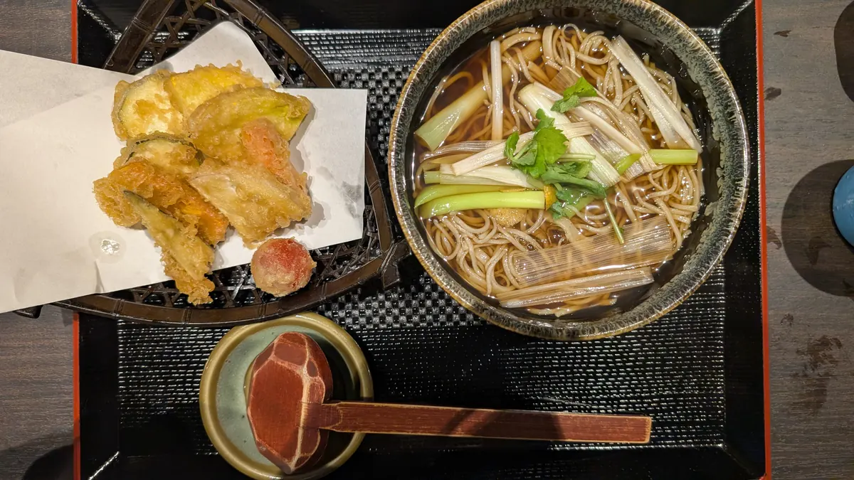小川庵の鎌倉野菜天ぷらそばセット｜彩り豊かな天ぷらとお蕎麦