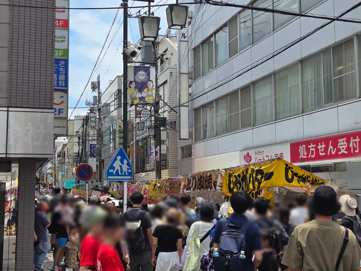 とつか夏まつりのメインエリア｜じゃがバターなど定番屋台の人混み