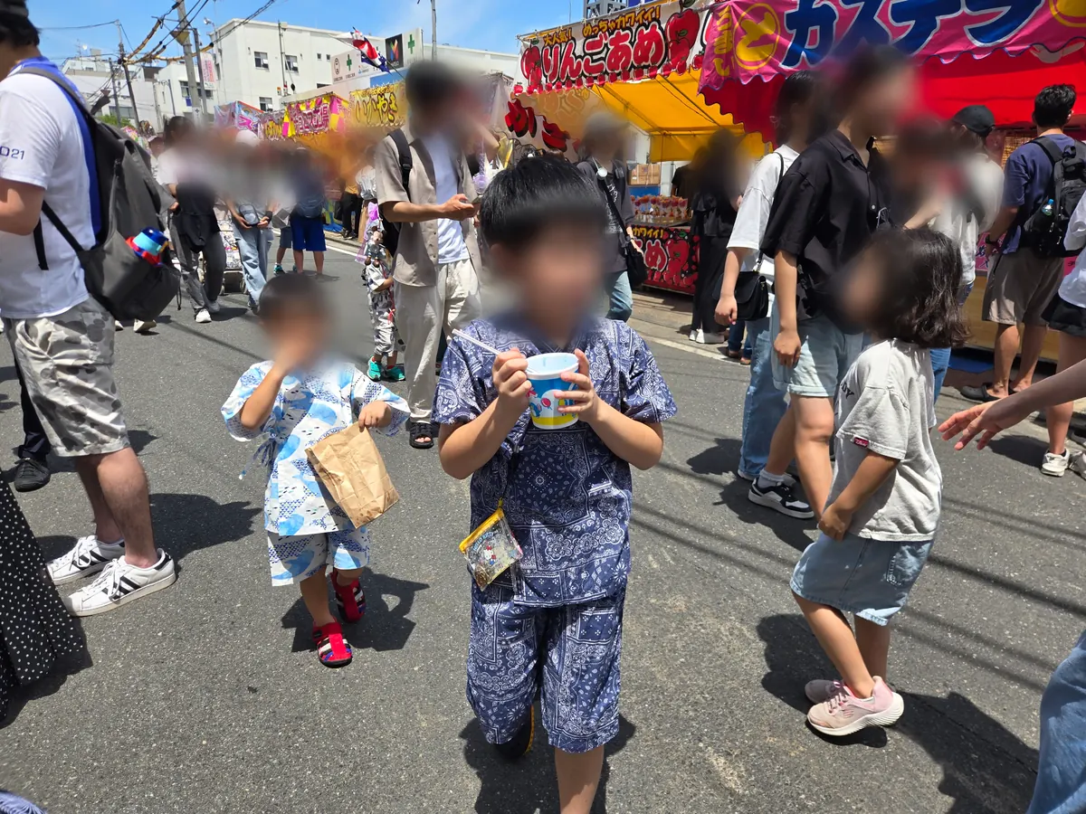 浴衣でとつか夏まつりを楽しむ子ども｜かき氷を手にした夏の装い