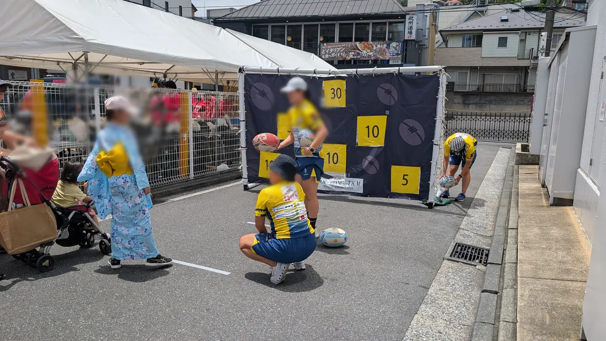 とつか夏まつりのラグビー体験ブース｜YOKOHAMA TKMによる的当て