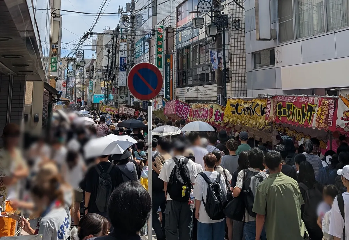 とつか夏まつりの通り｜約200店の屋台が立ち並ぶ2026年の様子