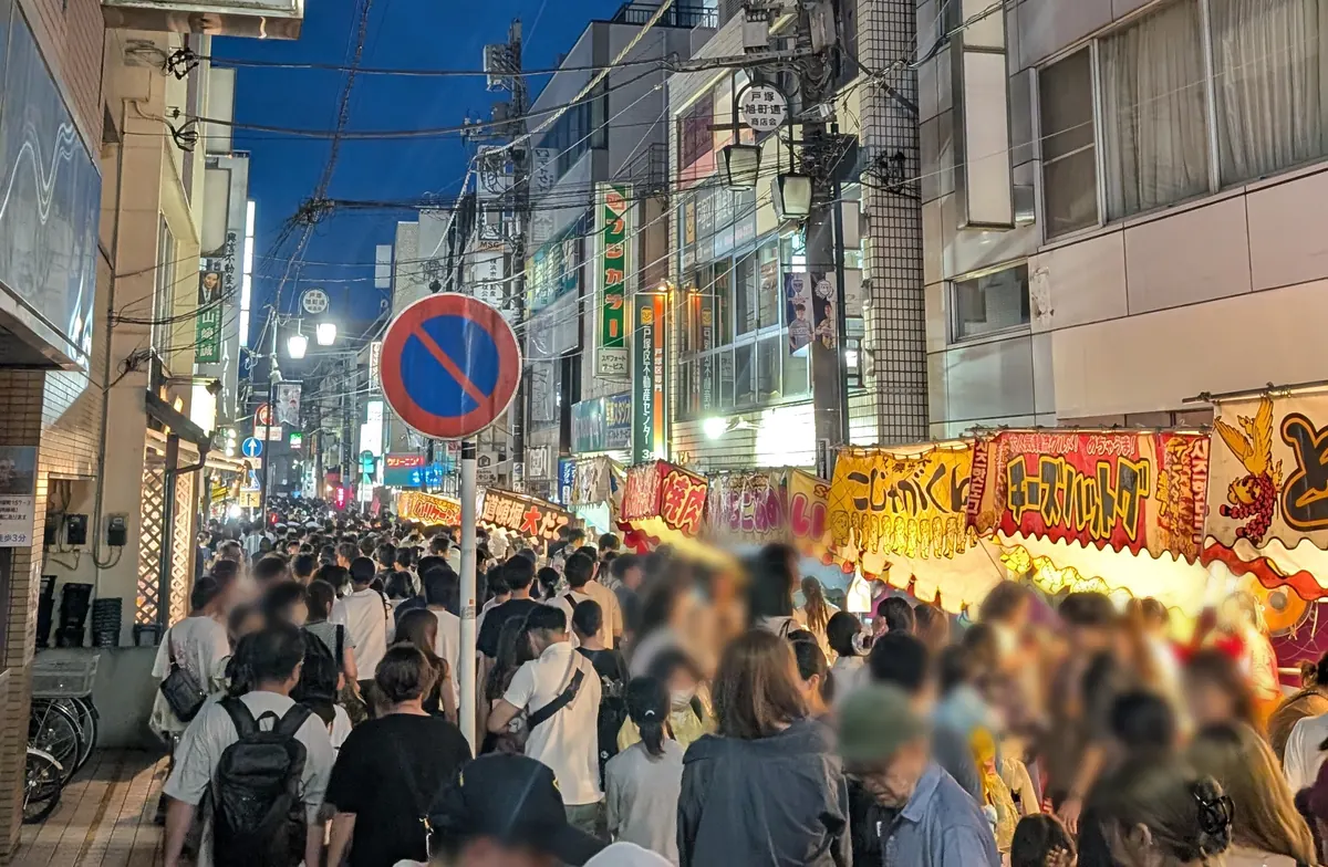 とつか夏まつり2026の夜｜提灯が灯る通りを埋める人出