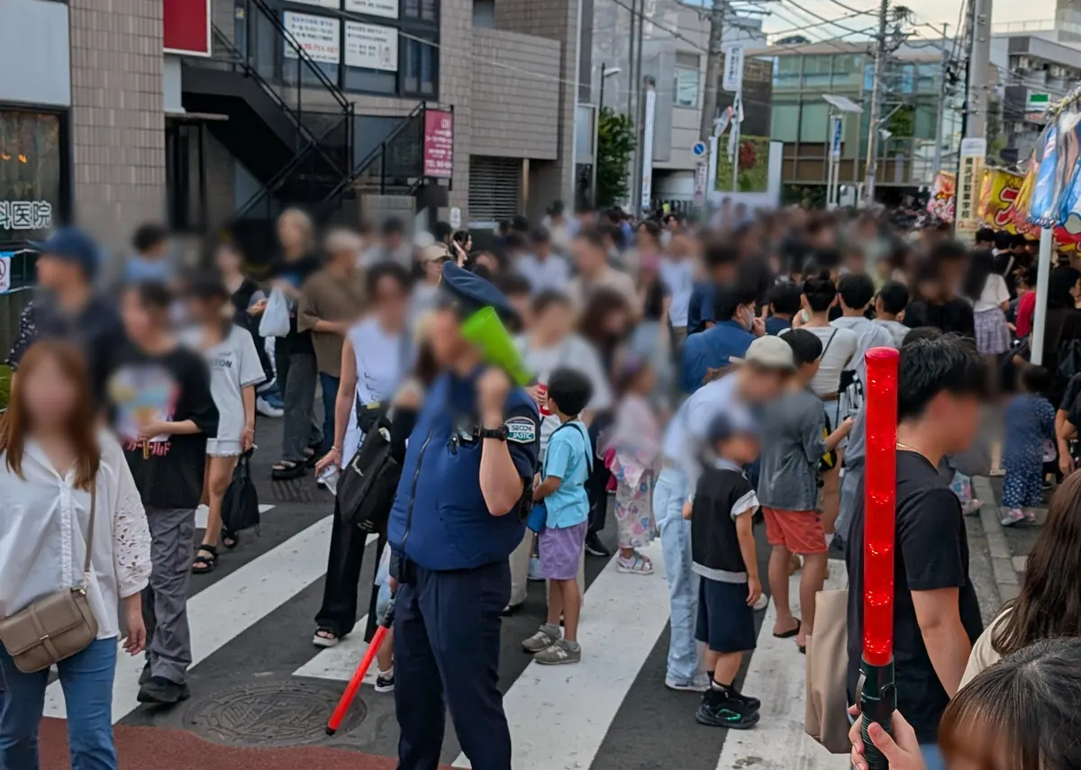とつか夏まつりの交通規制｜警備員が誘導する会場周辺