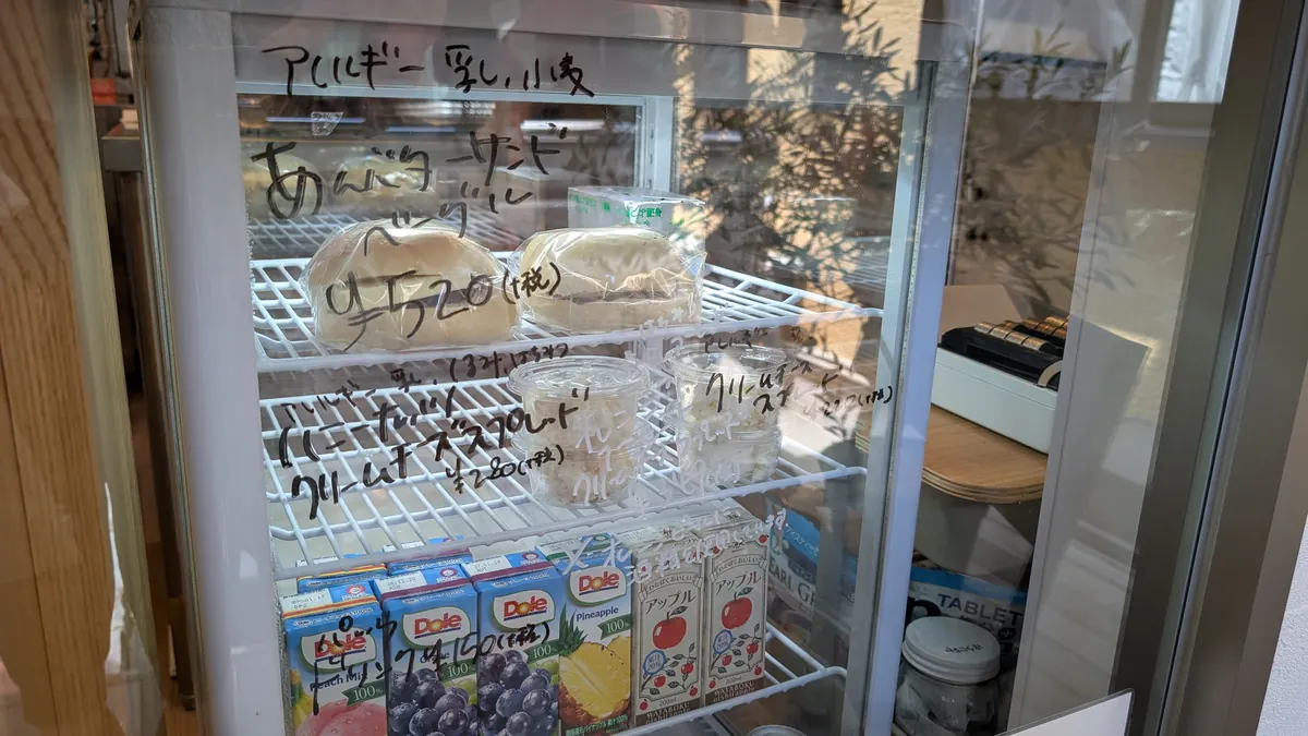 Chiro's ovenの冷蔵ケースに並ぶあんバターサンドベーグルとドリンク類
