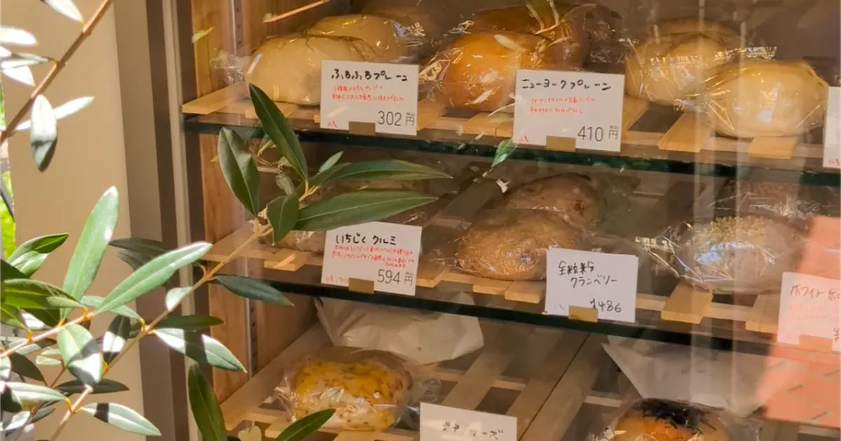 Chiro's ovenのショーケースに並ぶベーグル｜横浜市泉区の住宅街にあるベーグル専門店