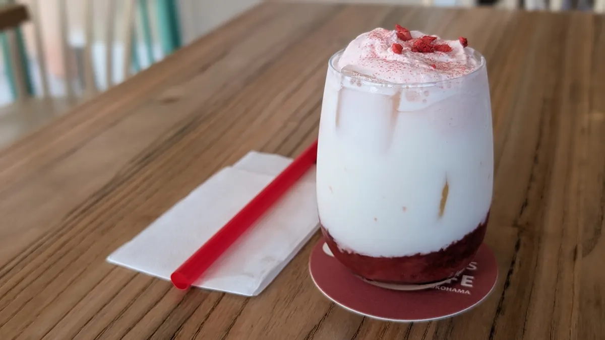 ichigos CAFEのストロベリーオンザオレ|いちご7個使用のシグネチャードリンク