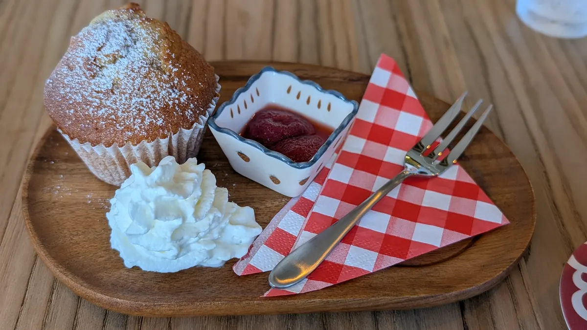 ichigos CAFEの手作りいちごマフィン|いちごのコンポート添え