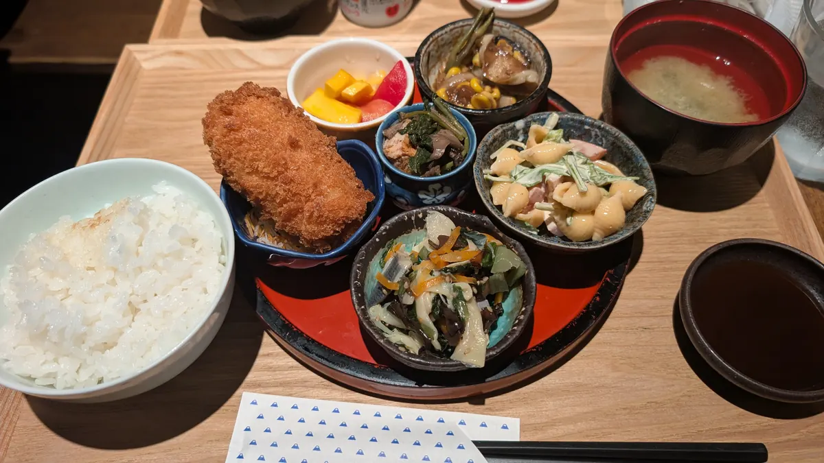 イザカヤ山角のおばんざい定食|小鉢がたくさん並ぶ1日15食限定メニュー