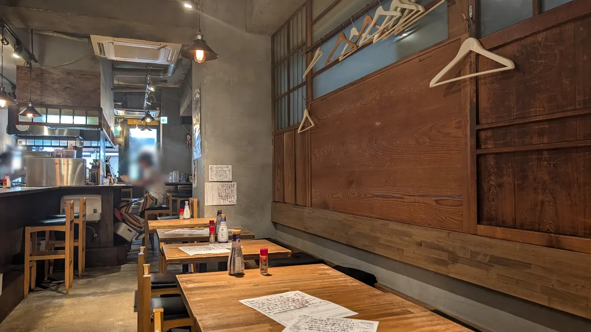 イザカヤ山角の店内|テーブル席と卓上調味料