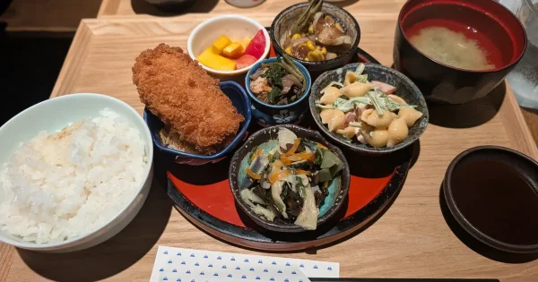 イザカヤ山角のおばんざい定食｜1日15食限定の小鉢いろいろ定食
