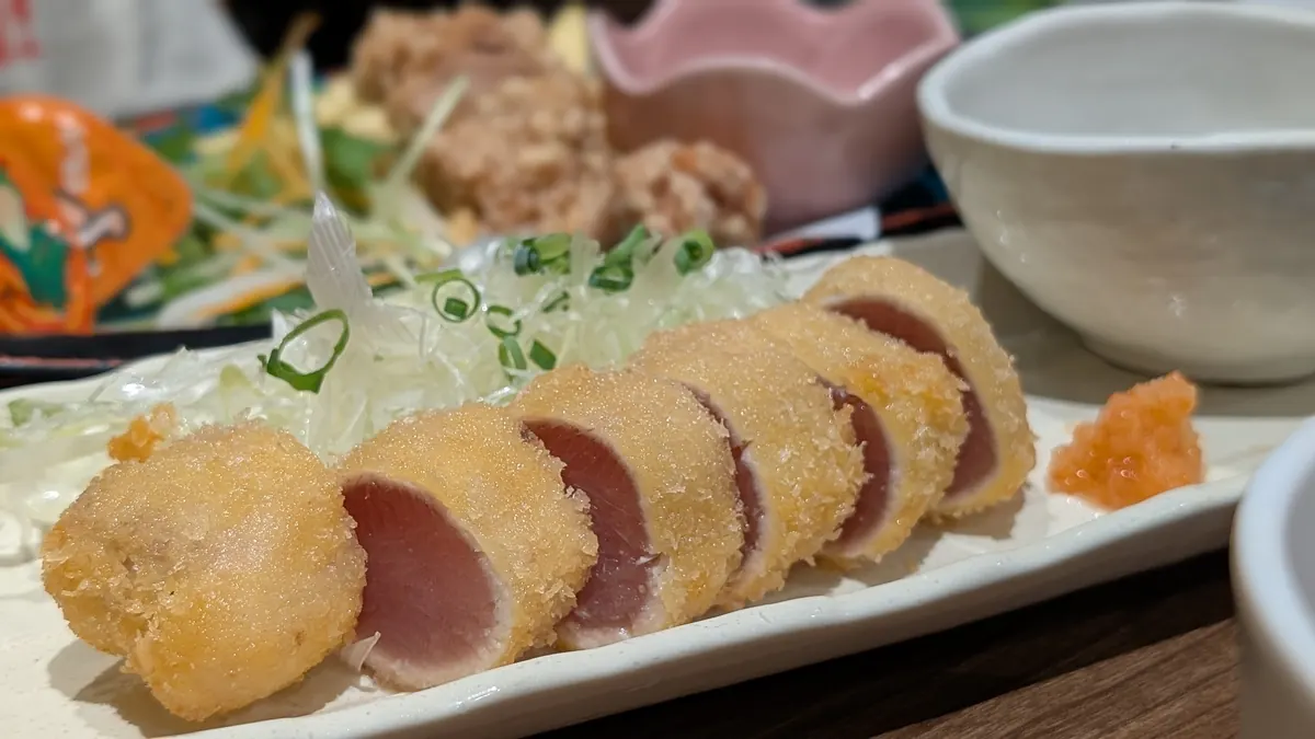 小川庵のマグロレアかつ｜断面がレアのマグロをサクッとした衣で包んだ人気の一品