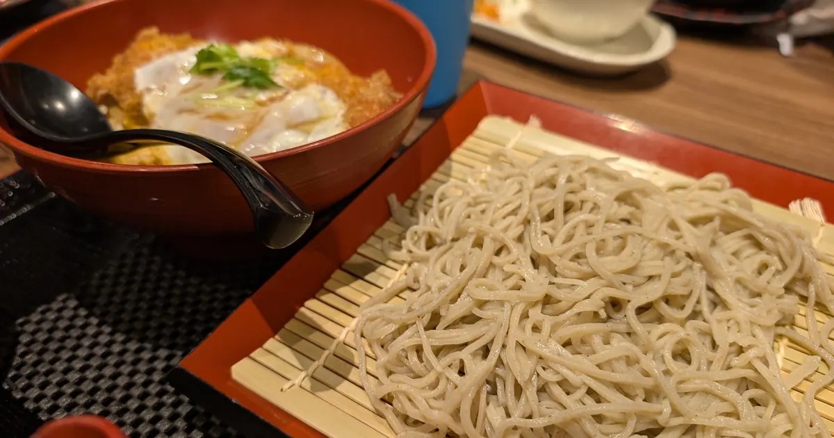 小川庵のかつ丼そばセット｜卵とじのかつ丼とせいろそばが一度に味わえる