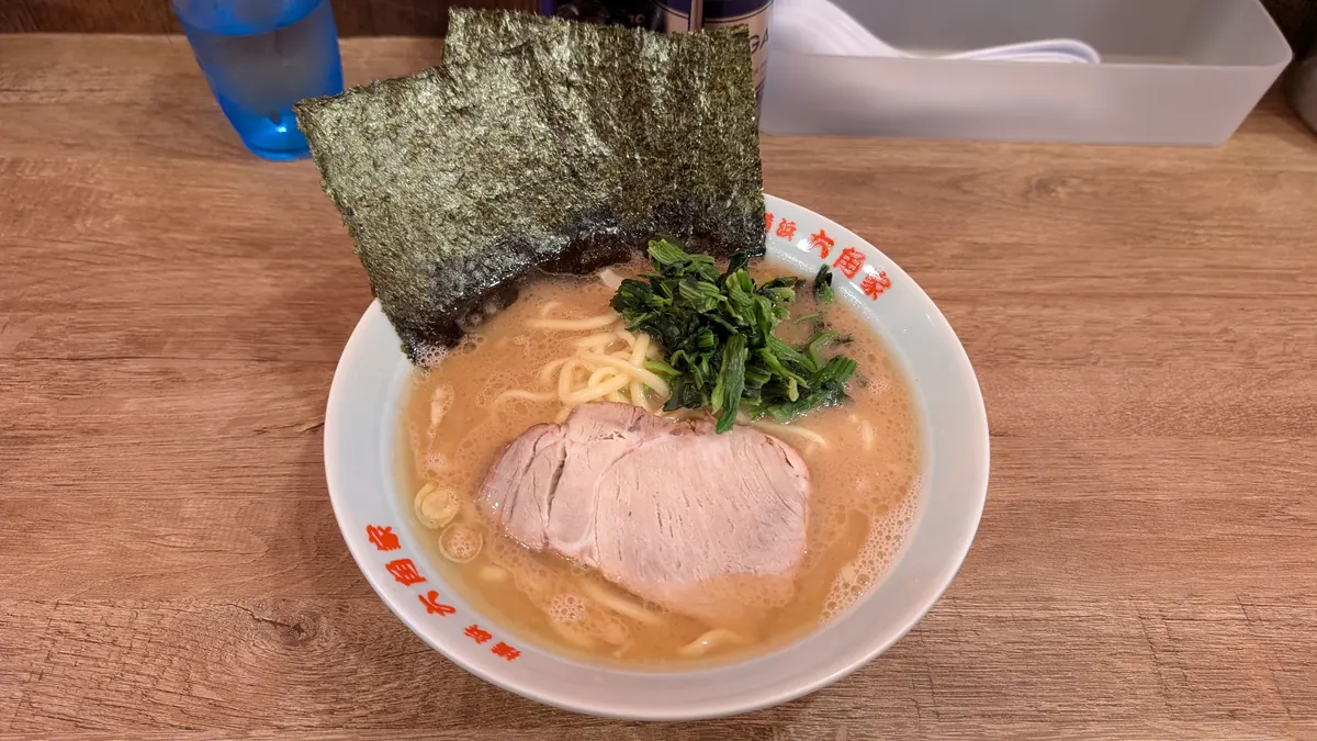 六角家 戸塚店の家系ラーメン｜のり・チャーシュー・ほうれん草の一杯
