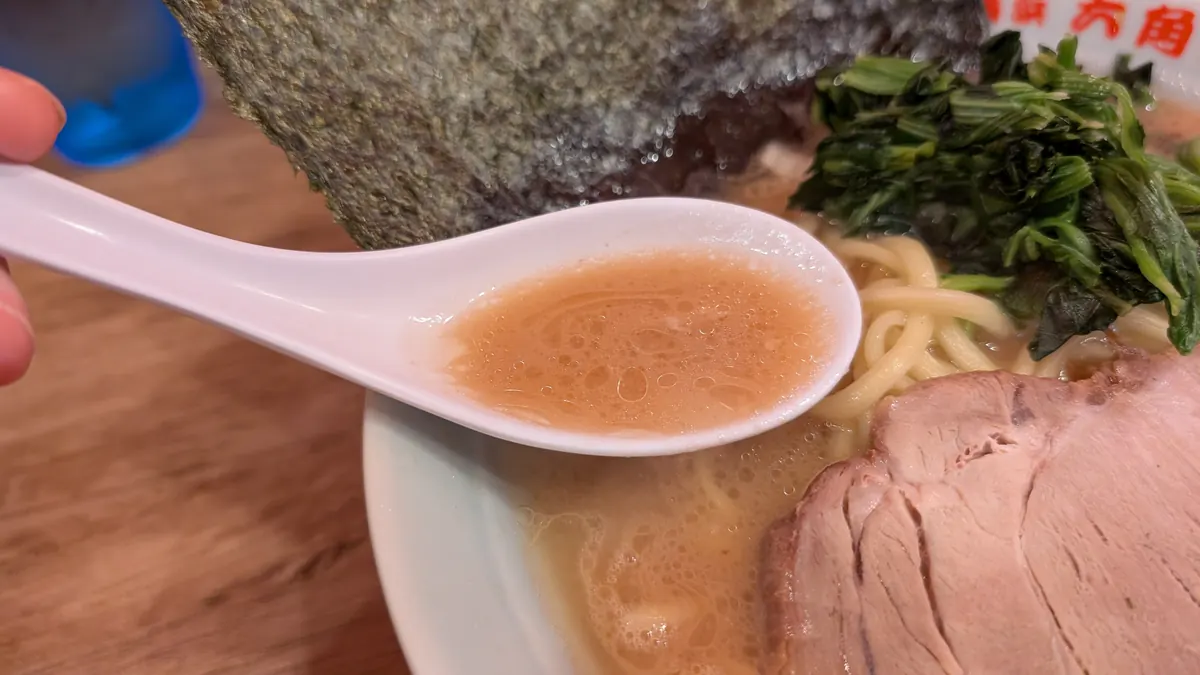 六角家 戸塚店の豚骨醤油スープ｜濃厚でコクのある味わい