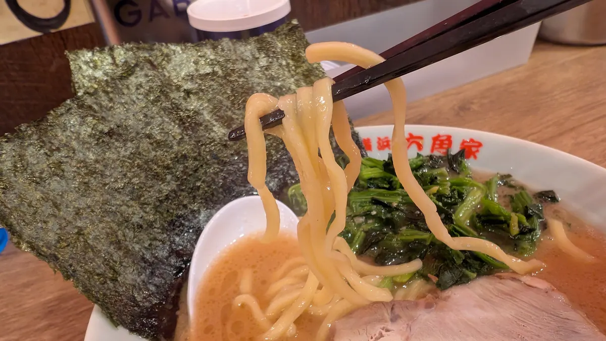 六角家 戸塚店の中太麺｜スープとの絡みが抜群