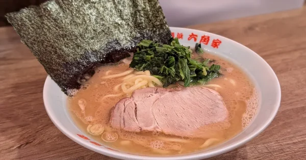 ラーメン六角家 戸塚店の家系ラーメン｜濃厚豚骨醤油スープとのり・チャーシュー