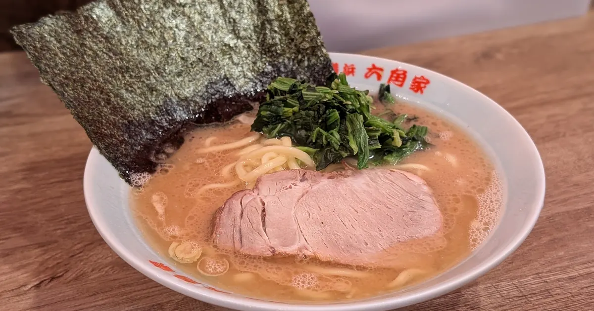 ラーメン六角家 戸塚店の家系ラーメン|濃厚豚骨醤油スープとのり・チャーシュー