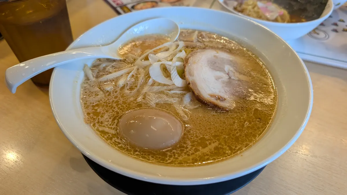 白味噌らーめんに味玉をトッピング|伝丸 踊場店