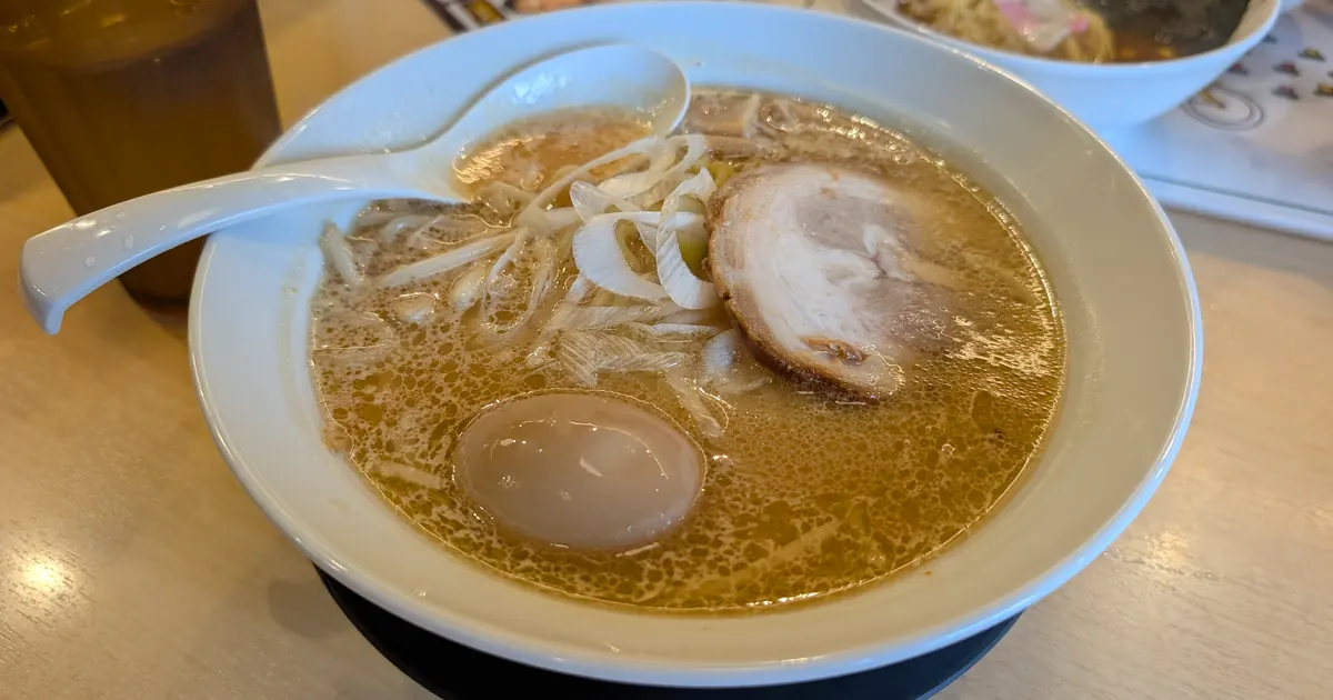 白味噌らーめんに味玉をトッピング|伝丸 踊場店(アイキャッチ)